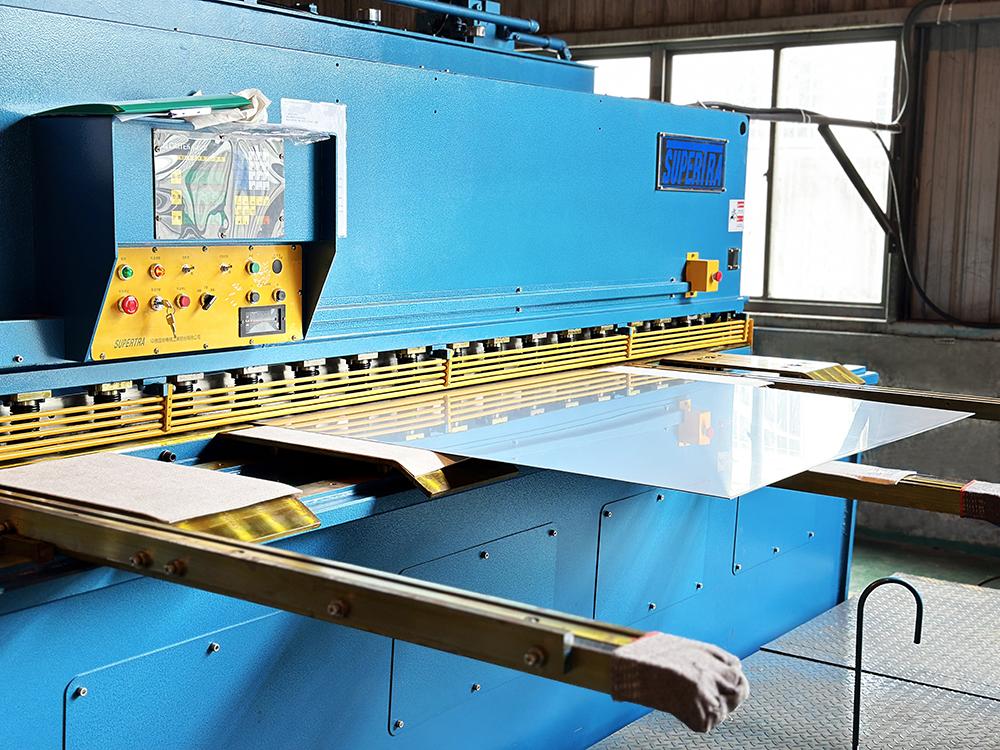 Sheet metal shearing machine